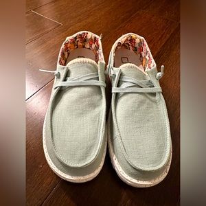 Hey Dude size 7 color: Gray